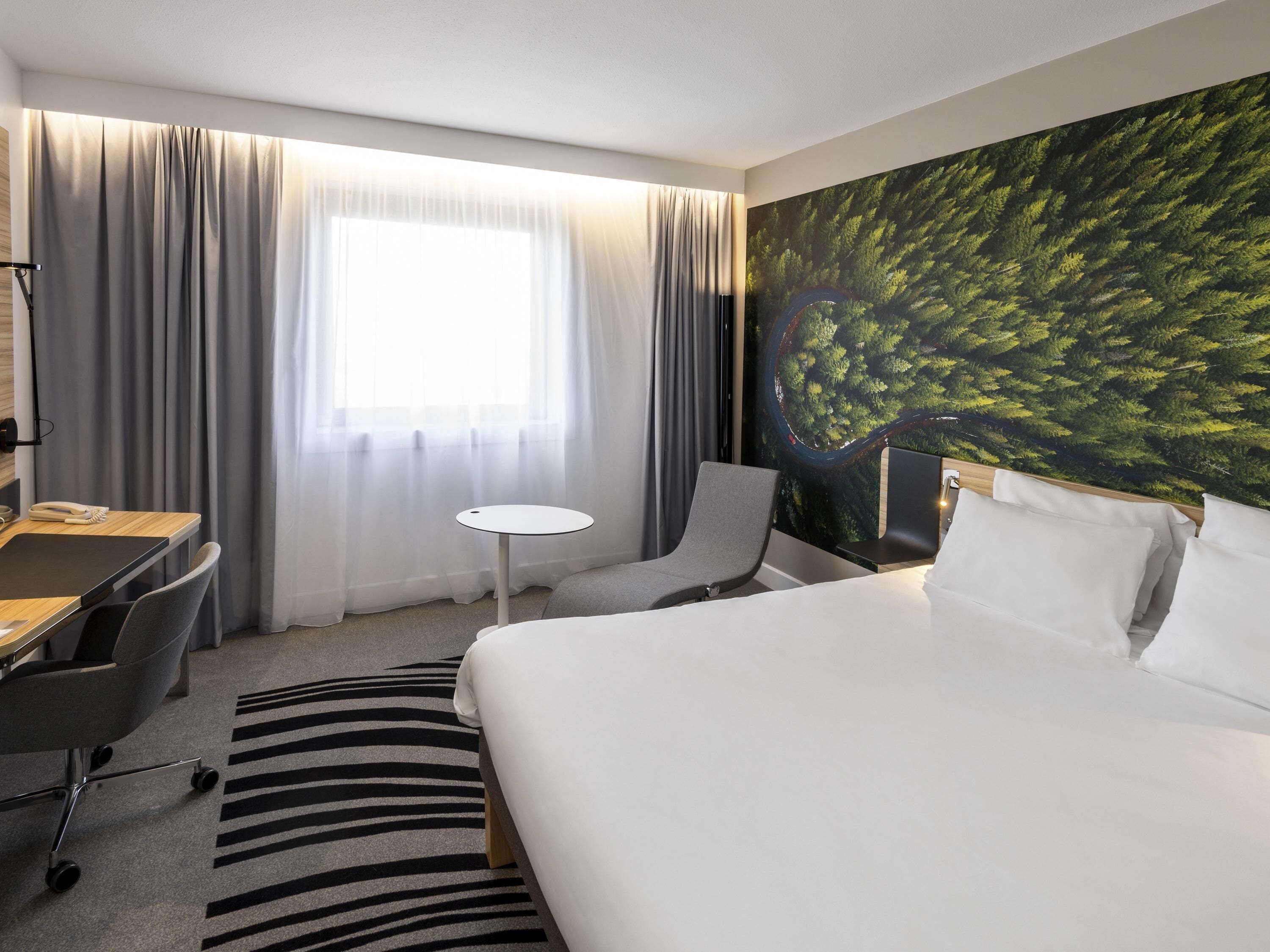 Executive Room, 1 Queen Bed with Sofa bed | Premium bedding, down comforters, in-room safe, blackout drapes