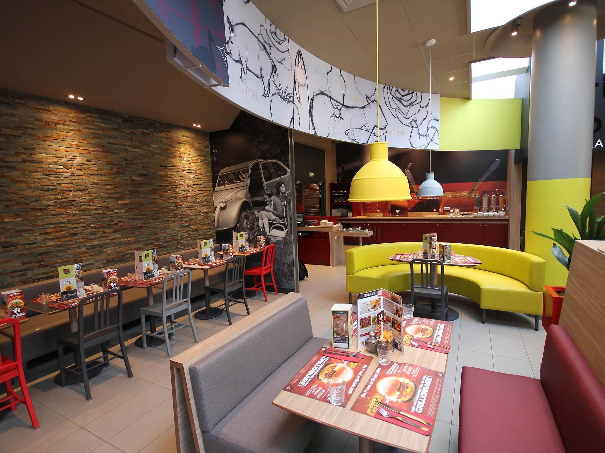 2 restaurants; breakfast, lunch and dinner served 
