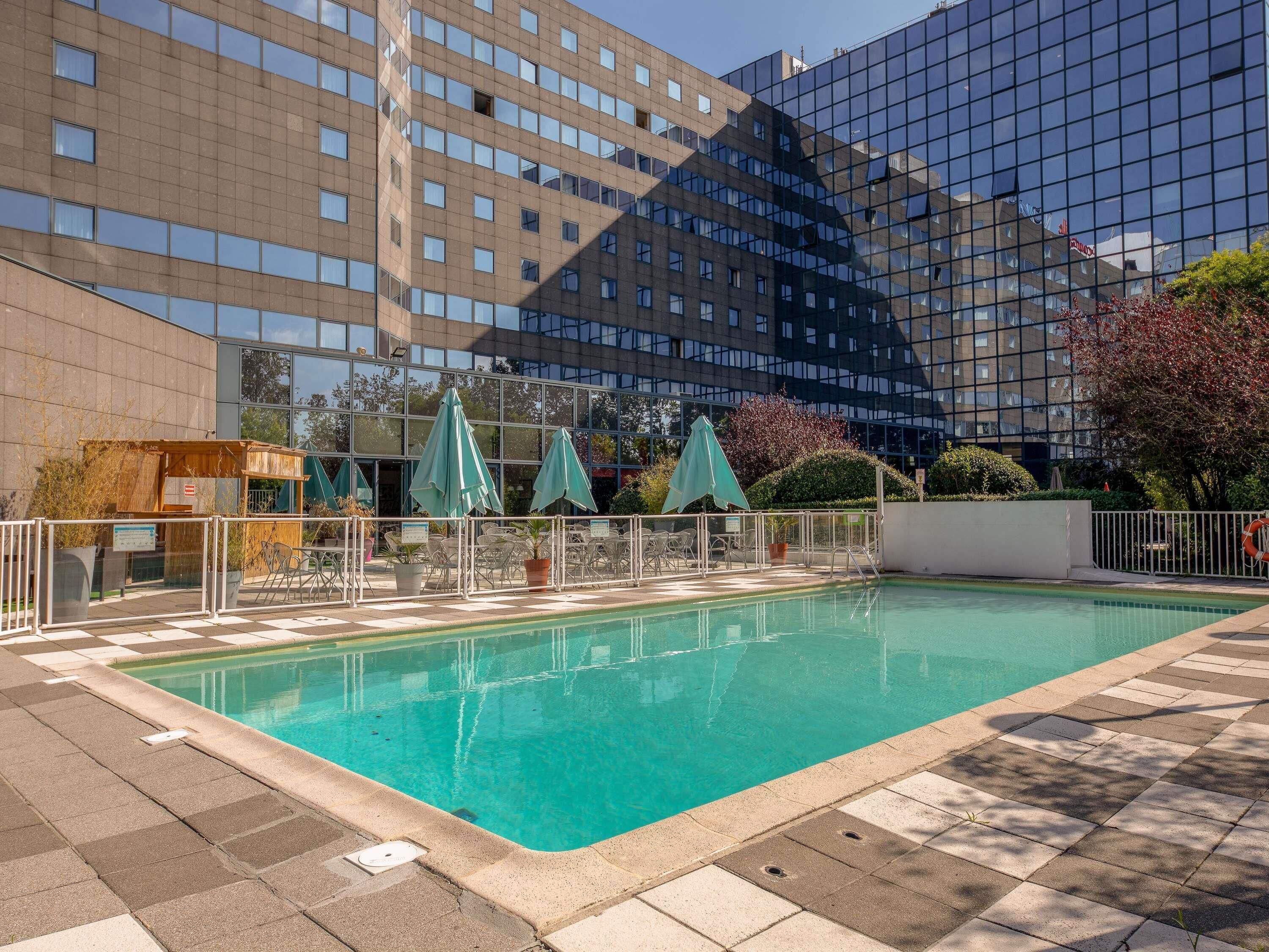 Seasonal outdoor pool, pool umbrellas, sun loungers
