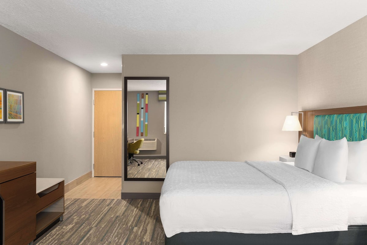 Down comforters, in-room safe, desk, blackout drapes