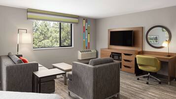 Ettroms leilighet, 1 kingsize-seng, ikke-røyk | Oppholdsområde | En 37-tommers Flatskjerm-TV med kabel-kanaler samt TV og TV-spill