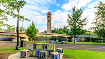 Un parque con una torre, un puente y bloques de letras.