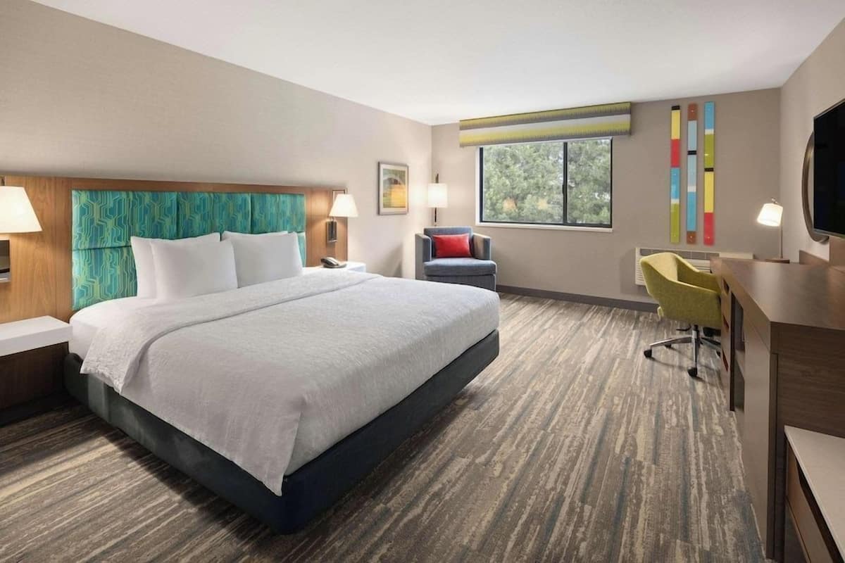 Down comforters, in-room safe, desk, blackout drapes
