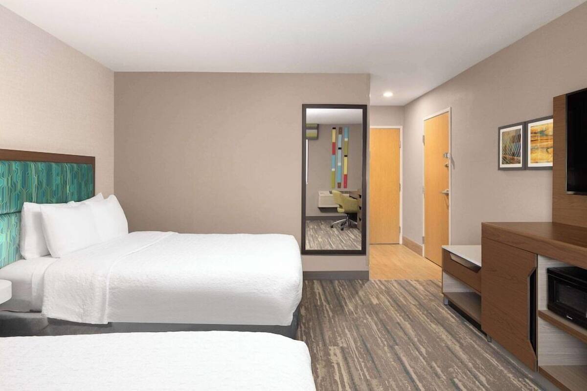Down comforters, in-room safe, desk, blackout drapes