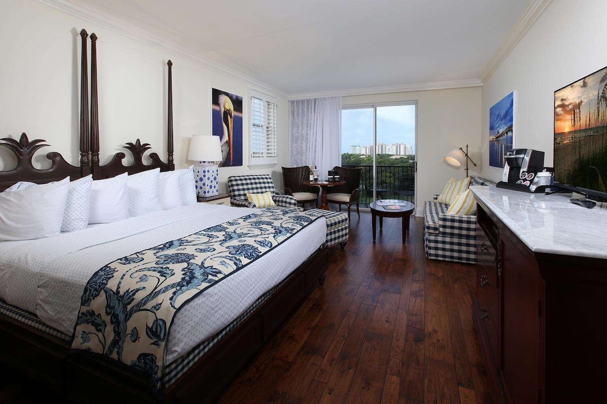 Deluxe Room, 1 King Bed, Lake View | Premium bedding, pillowtop beds, in-room safe, desk