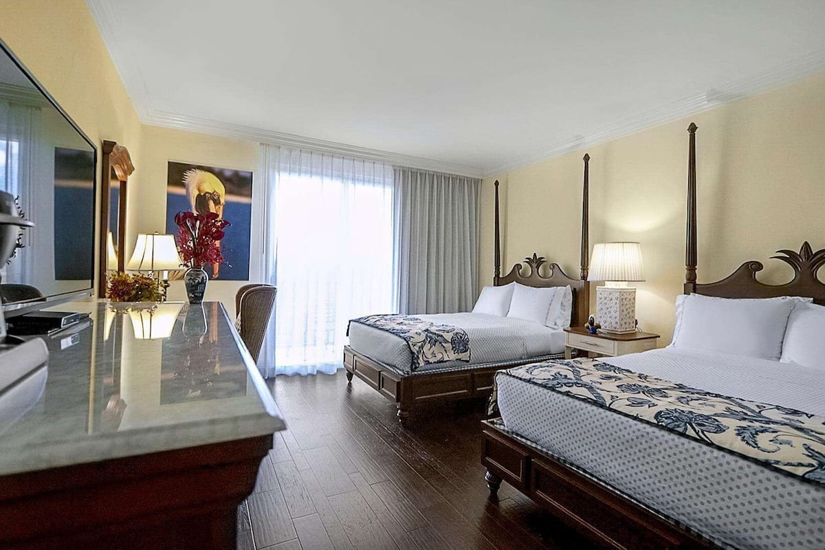 Habitación Deluxe, 2 camas matrimoniales, vista al lago | Ropa de cama de alta calidad y camas con pillow-top