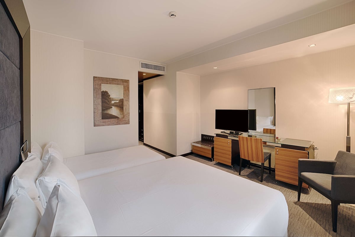 Habitación triple estándar | Minibar, caja de seguridad en la habitación y escritorio
