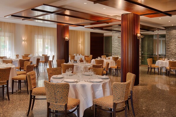Daily buffet breakfast (EUR 28.68 per person)