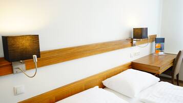 Standaard kamer | Hypoallergeen beddengoed, een minibar, een kluis op de kamer, een bureau