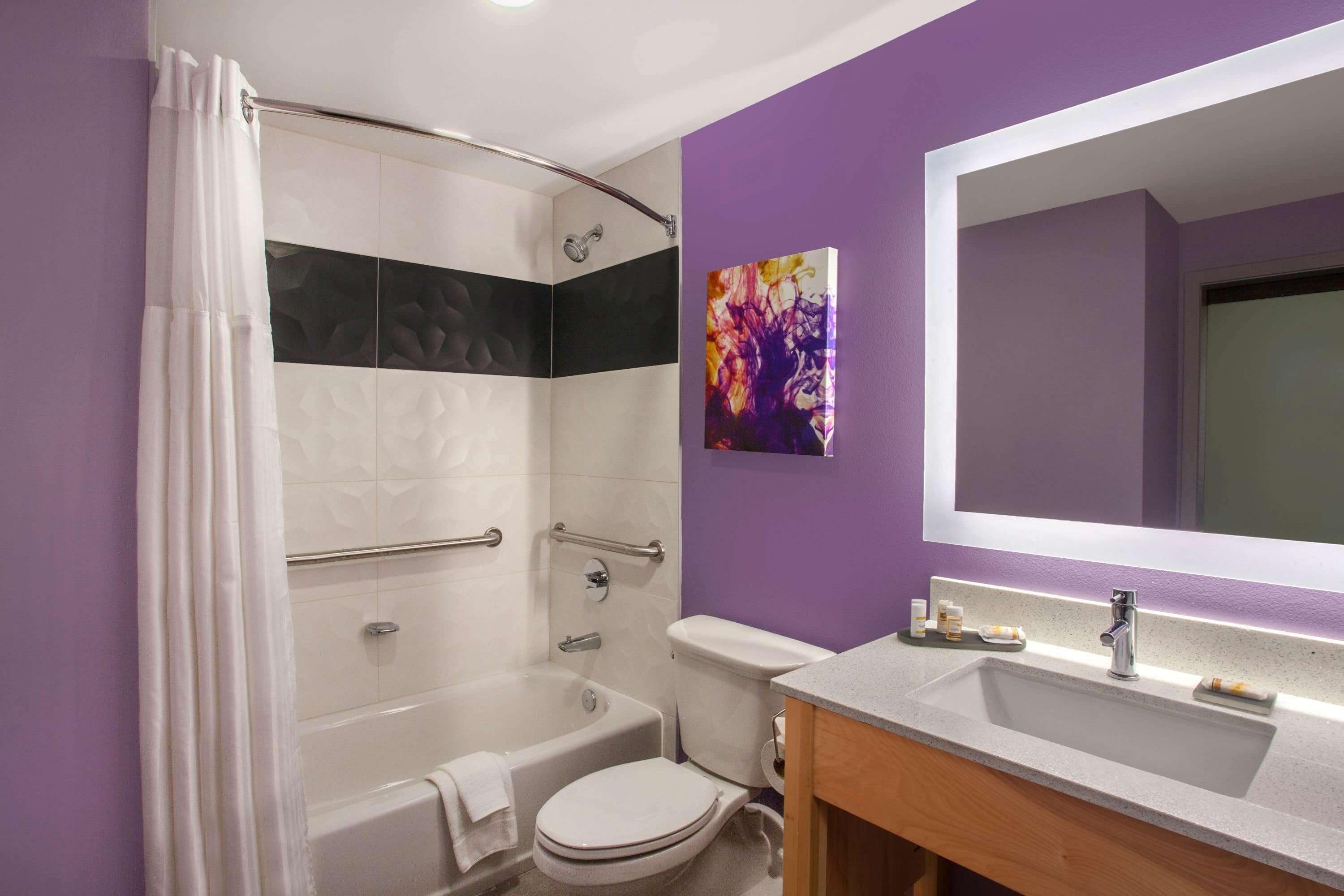 combined shower/bathtub, free toiletries, hair dryer, towels