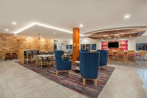 Free daily full breakfast - La Quinta Inn & Suites by Wyndham Madera (Madera)