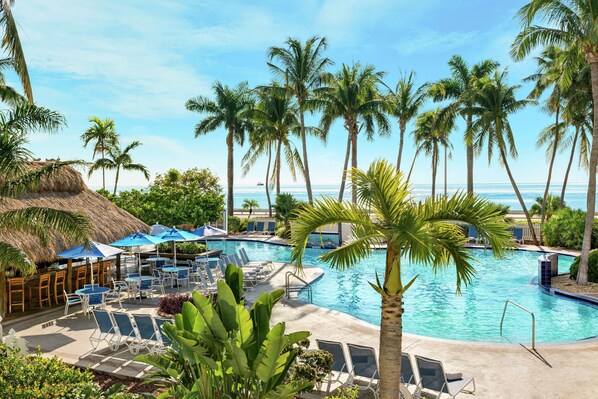 Outdoor pool, pool umbrellas, sun loungers - Hampton Inn Key West FL (Key West)