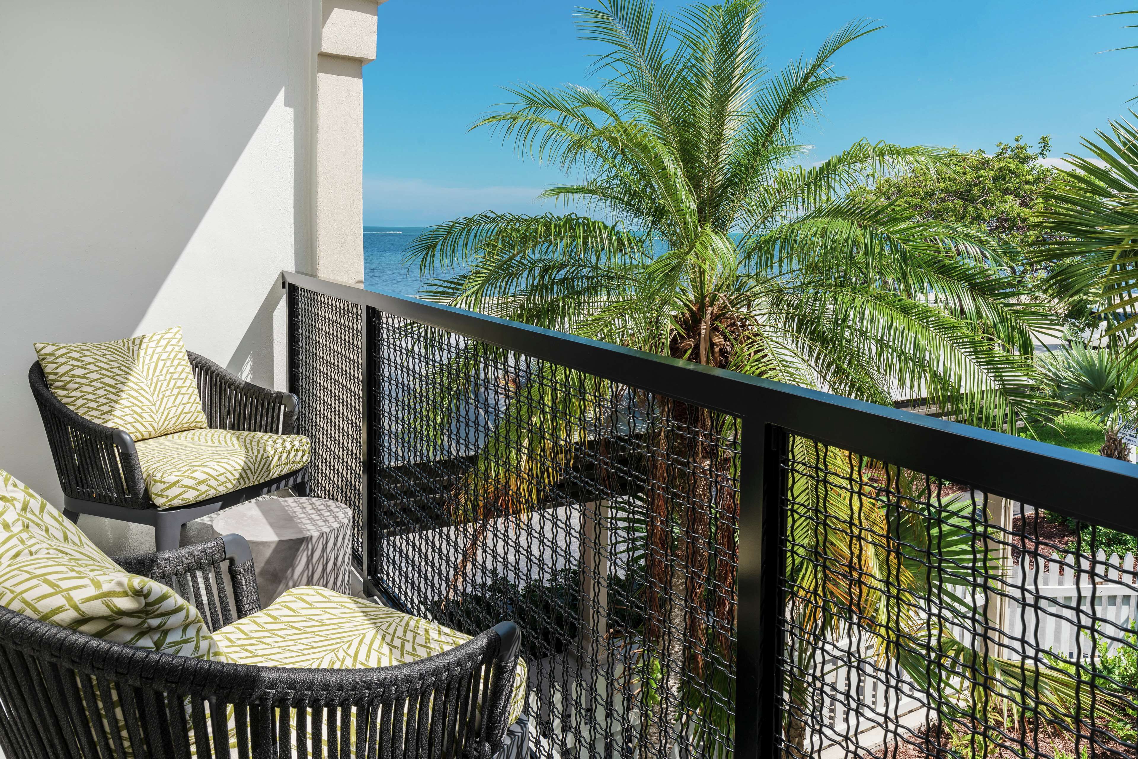 studio, 1 king bed, partial ocean view | premium bedding, pillow-top beds, in-room safe, desk