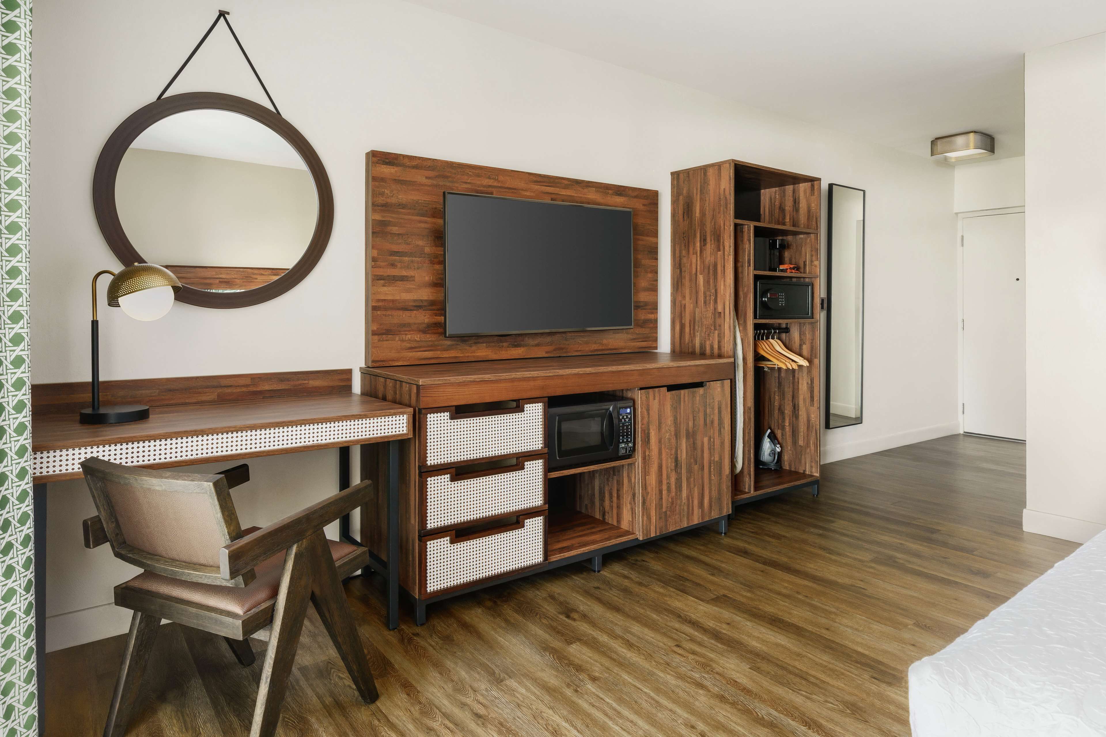 premium bedding, pillow-top beds, in-room safe, desk