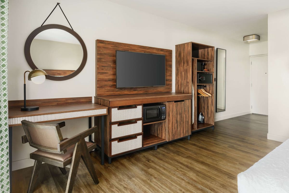 premium bedding, pillow-top beds, in-room safe, desk