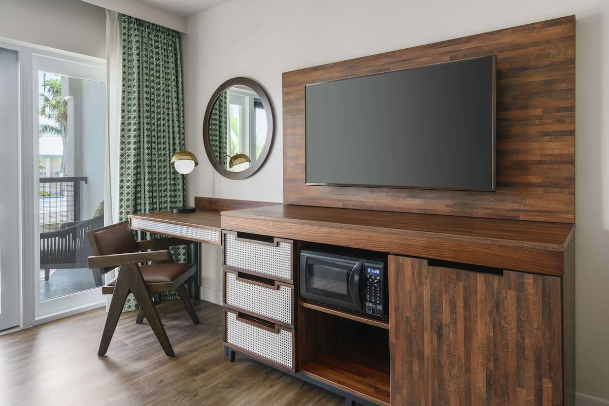 premium bedding, pillow-top beds, in-room safe, desk