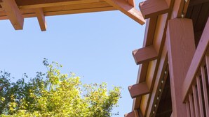 Une structure en bois, avec un ciel bleu clair en arrière-plan.