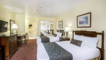 Caja fuerte, escritorio, cortinas opacas y tabla de planchar con plancha