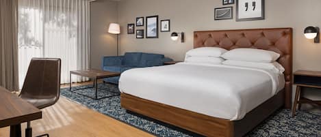 Hypo-allergenic bedding, down duvets, in-room safe, desk