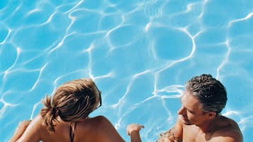 AuĂenpool, geöffnet von 08:00 Uhr bis 22:00 Uhr, Sonnenschirme