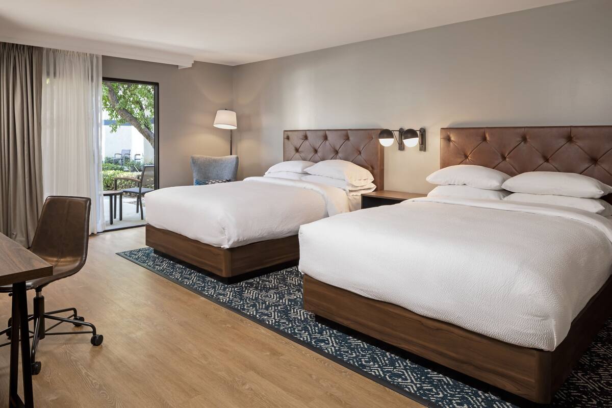 ห้องดีลักซ์, เตียงควีนไซส์ 2 เตียง, ลานระเบียง | เครื่องนอนป้องกันสารก่อภูมิแพ้, ผ้านวมขนเป็ด, ตู้นิรภัยในห้องพัก