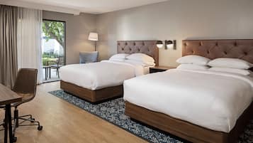 Chambre Deluxe, 2 grands lits, patio | Literie hypoallergénique, couette en duvet d'oie