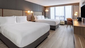 A hotel room with two beds, a desk, a chair, and a TV. - Holiday Inn Columbia East-Jessup by IHG (Jessup)