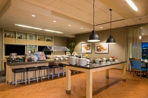 Desayuno buffet todos los días (USD 16.95 por persona) 