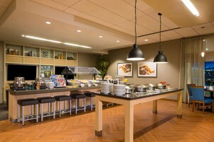 Desayuno buffet diario (USD 16.95 por persona)