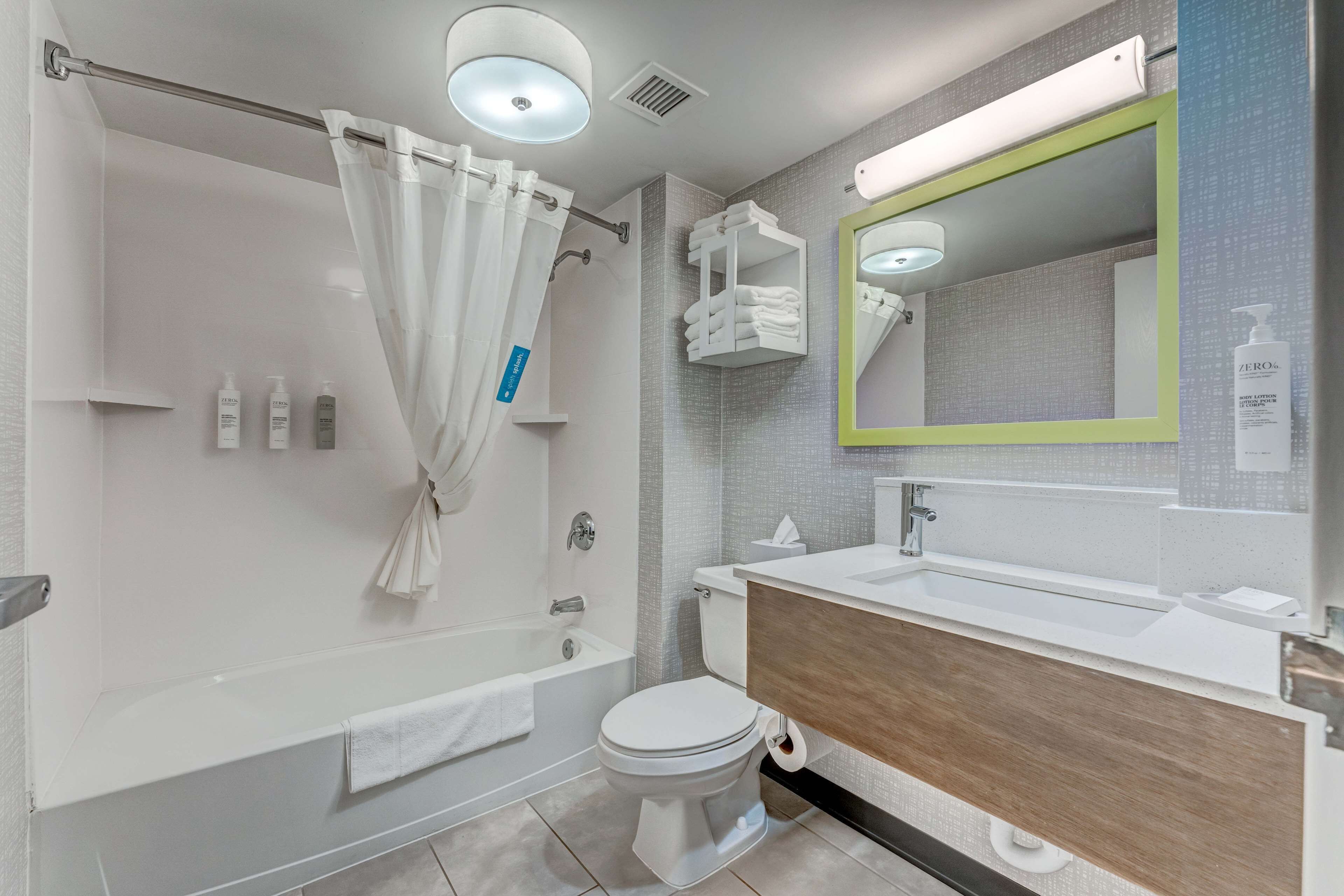 room, non smoking | bathroom | combined shower/bathtub, free toiletries, hair dryer, towels
