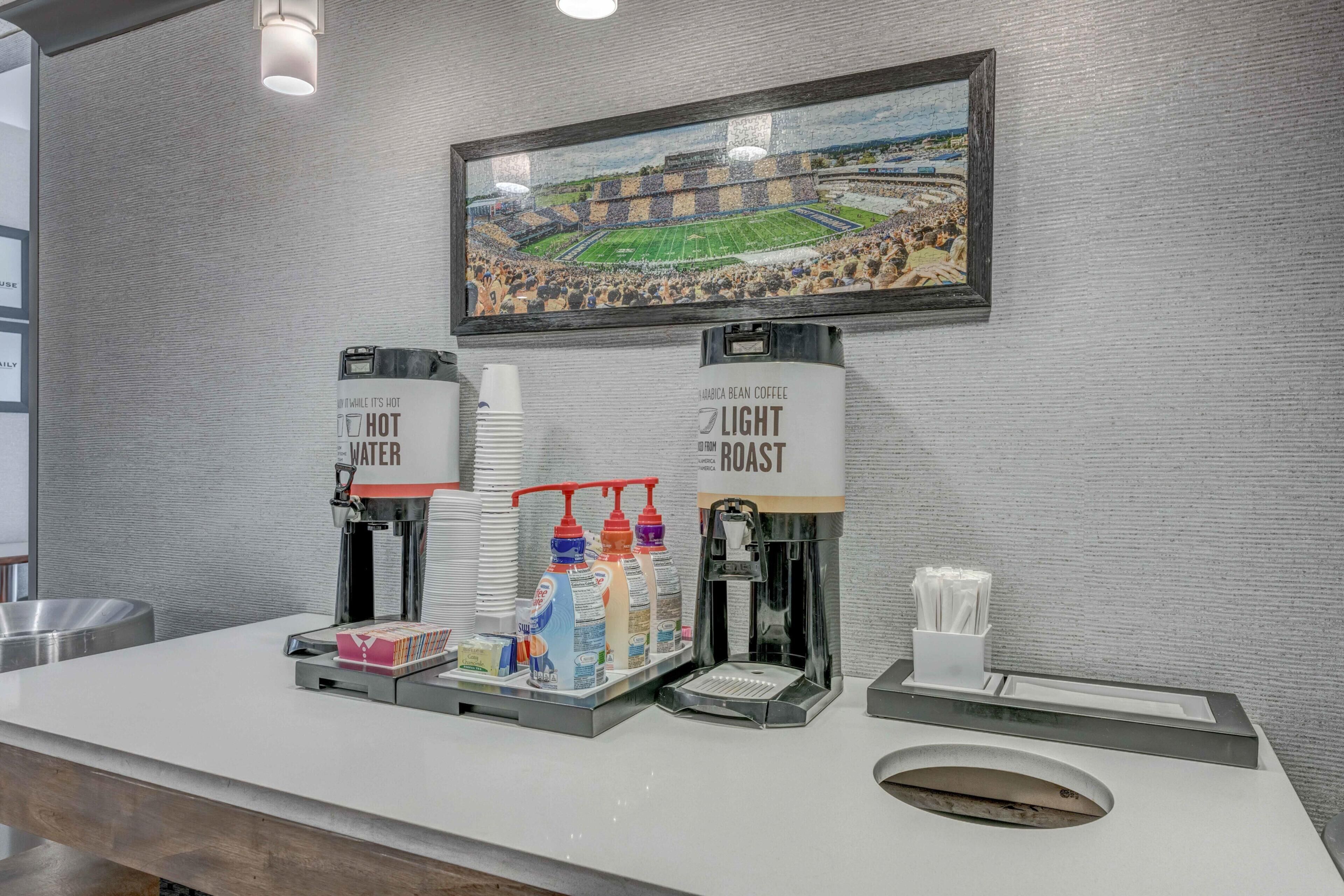 Un espace dédié au café, équipé d’un distributeur d’eau chaude, de café en grains à torréfaction légère et de différents distributeurs de boissons.
