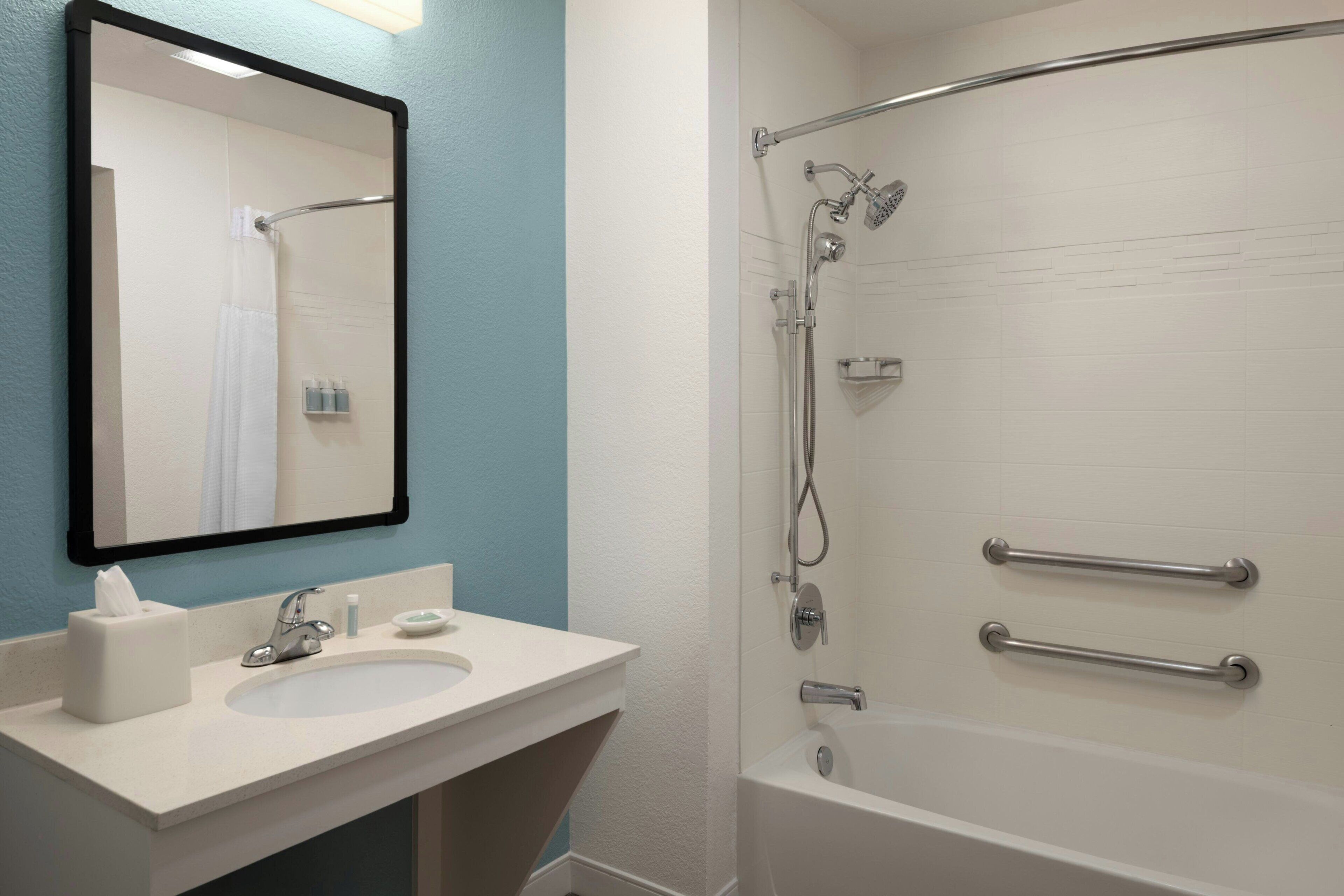 Combined shower/bathtub, designer toiletries, hair dryer, towels