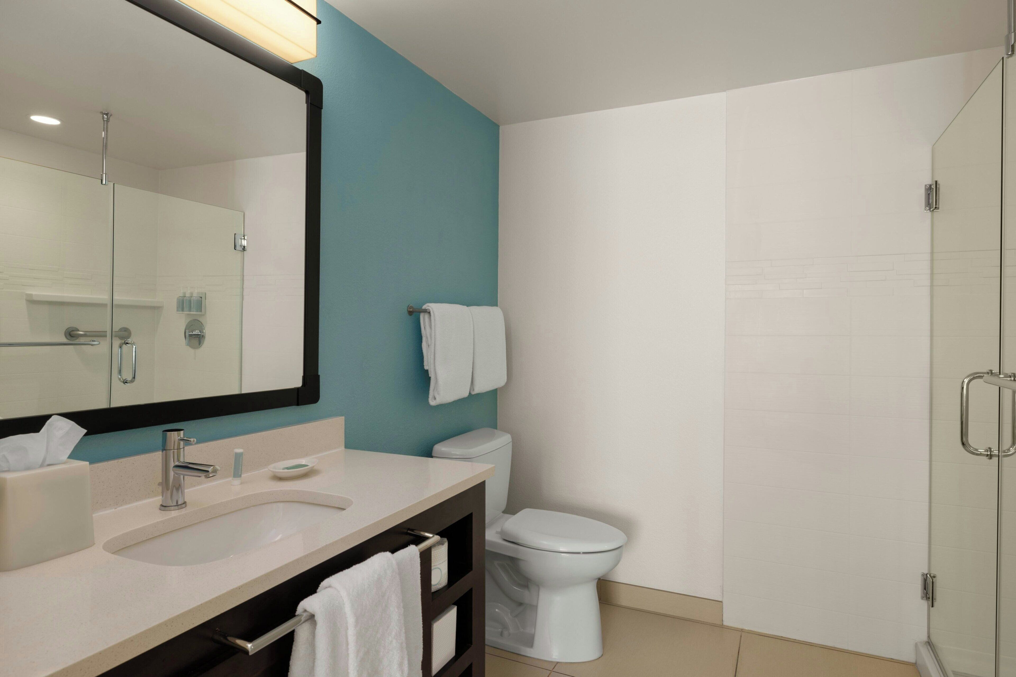Combined shower/bathtub, designer toiletries, hair dryer, towels