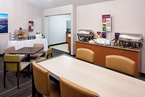 Free daily continental breakfast - Residence Inn by Marriott Palo Alto Mountain View (Mountain View)