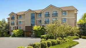 A multi-story residential building with a parking lot and landscaped greenery. - Residence Inn by Marriott Palo Alto Mountain View (Mountain View)