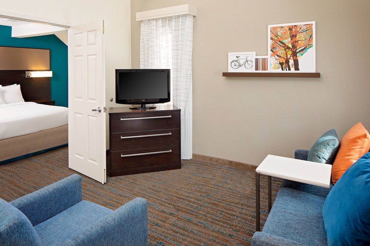 Suite, 1 Double Bed, Non Smoking | Pillowtop beds, in-room safe, desk, laptop workspace