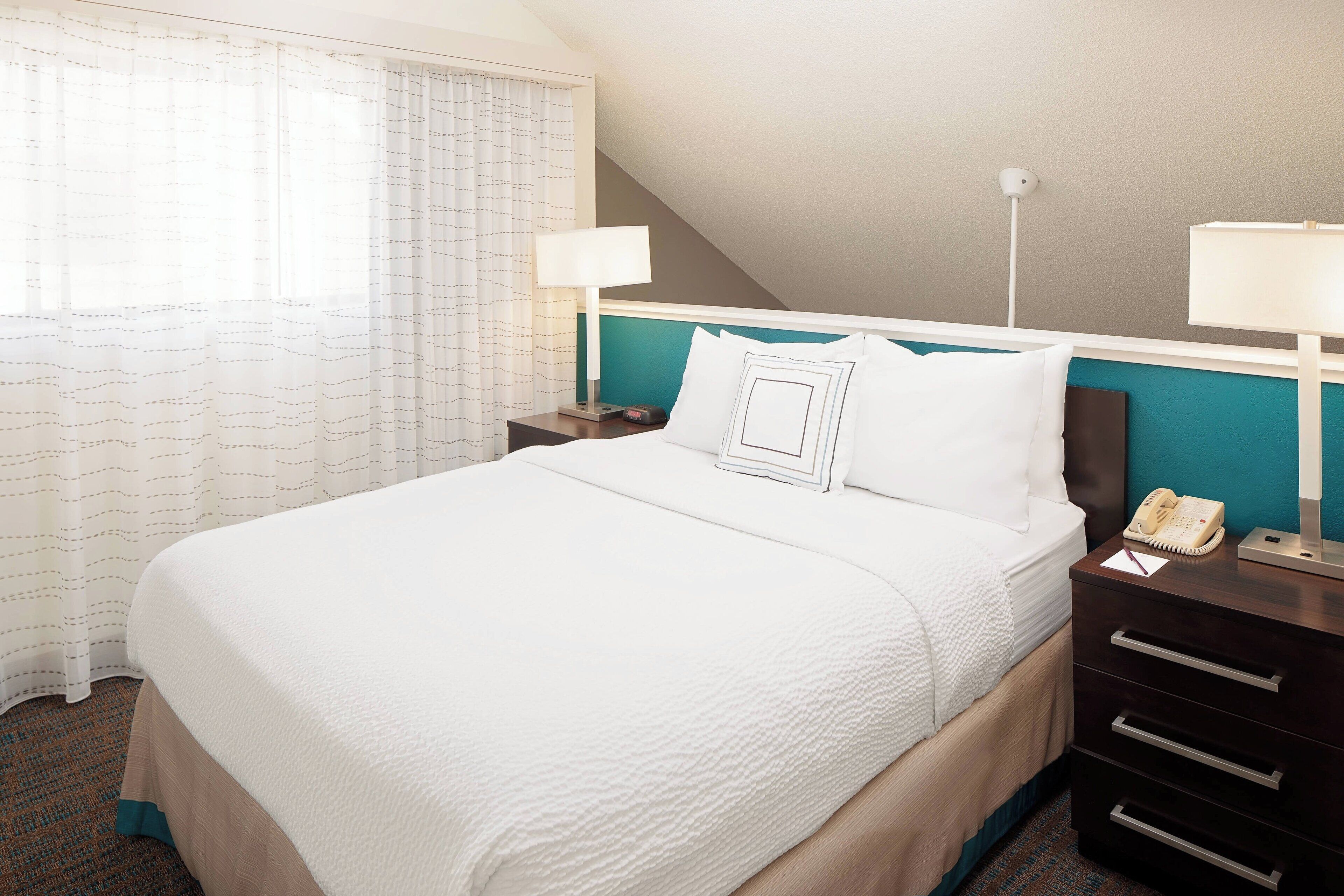 suite, 1 double bed, non smoking | pillow-top beds, in-room safe, desk, laptop workspace