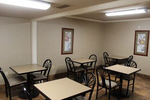 Free buffet breakfast  - Quality Inn Conway - Greenbrier (Conway)