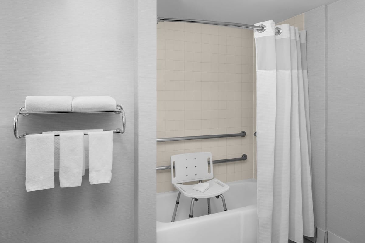Tina con regadera, amenidades de baño gratuitas, secadora de cabello