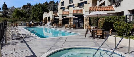 Una piscina al aire libre (de 08:00 a 20:00), sombrillas