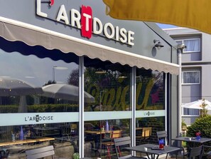 Serveert ontbijt, lunch, diner, Franse gerechten