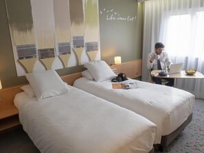 Habitación clásica, 2 camas individuales | Ropa de cama de alta calidad y colchones con acolchado adicional