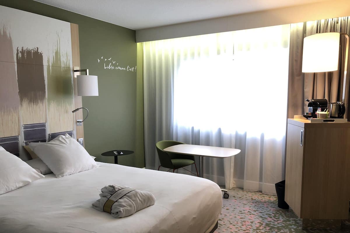 Room, 1 Double Bed | Premium bedding, pillowtop beds, desk, blackout drapes