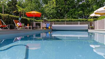 Piscine extérieure (ouverte en saison)