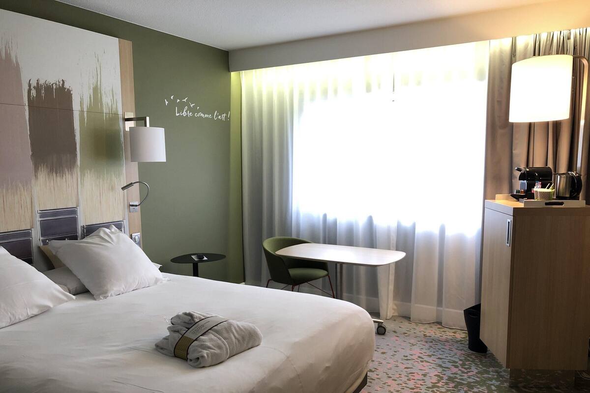 Room, 1 Double Bed | Premium bedding, pillowtop beds, desk, blackout drapes