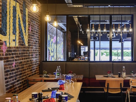 Se sirven desayunos, almuerzos y cenas; cocina francesa