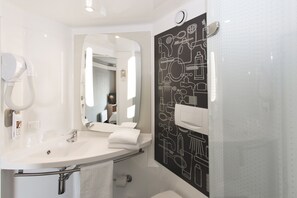 Ducha, artículos de higiene personal ecológicos y secador de pelo