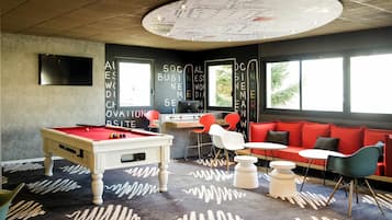 يقدم الفطور والعشاء