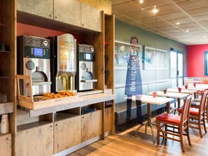 Petit-déjeuner et dîner servis sur place, spécialités Cuisine française