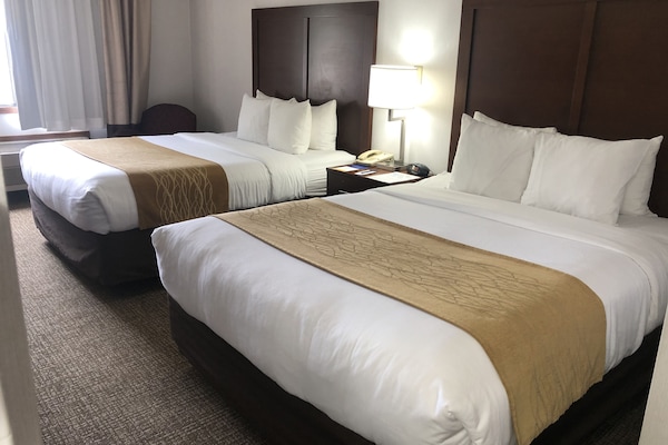 Escritorio, cortinas opacas, sistema de insonorización